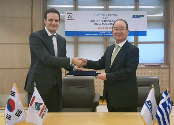 지난 28일(현지시간) 그리스에서 대우조선해양 정성립 사장(오른쪽)과 사주 첫째아들 프랭크 카넬라키스(Frank CH. Kanellakis)씨가 LNG운반선 건조계약서를 교환한 뒤 악수하고 있다. (사진=대우조선해양)