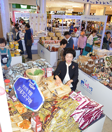 지난해 롯데백화점 광복점에서 지역기업 매출 활성화를 위해 진행했던 마을기업 행사 모습. (사진=롯데백화점)