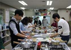 부산시 학교밖청소년지원센터 조리사과정 훈련 모습. (사진=부산시)