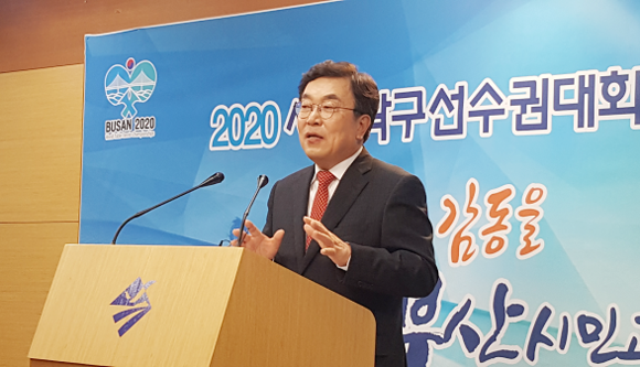서병수 부산시장이 2일 시청 브리핑룸에서 '2020년 세계탁구선수권대회' 부산 개최 확정과 관련해 기자회견을 갖고 있다. (사진=CNB 최원석 기자)