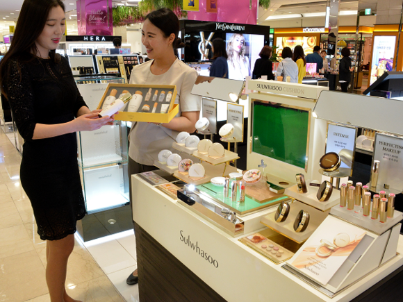 롯데백화점 부산본점 1층 화장품 설화수 매장에서 고객이 어버이날 선물로 마련된 화장품 기획세트 상품을 둘러보고 있다. (사진=롯데백화점)