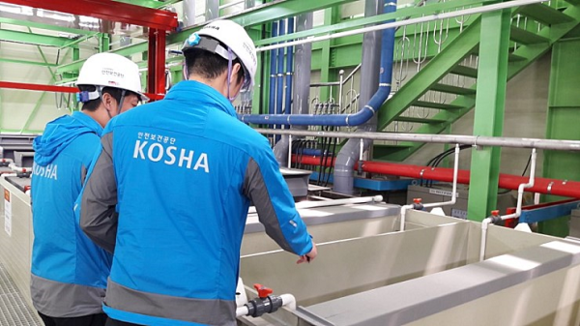 안전보건공단 직원들이 유해화학물질 취급시설을 방문해 첫 설치검사를 하는 모습. (사진=안보공 부산본부)