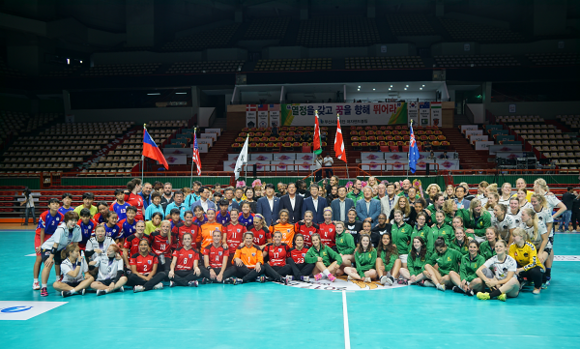 지난해 8월 국제친선 핸드볼대회 기념촬영 모습. (사진=부산시설공단)