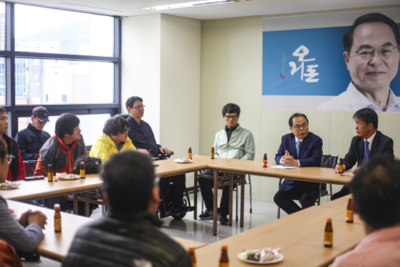 민주당 오거돈 부산시장 후보가 9일 기자회견을 갖고 '형제복지원 사건' 수사담당 검사였던 김용원 변호사(오른쪽)와 면담을 하고 있다. (사진=오거돈 캠프)