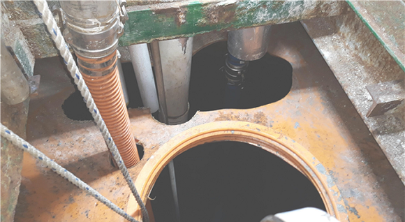 폐수를 무단배출하기 위한 수중펌프를 밧줄에 매어 응집조에 넣은 현장 모습. (사진=부산시)