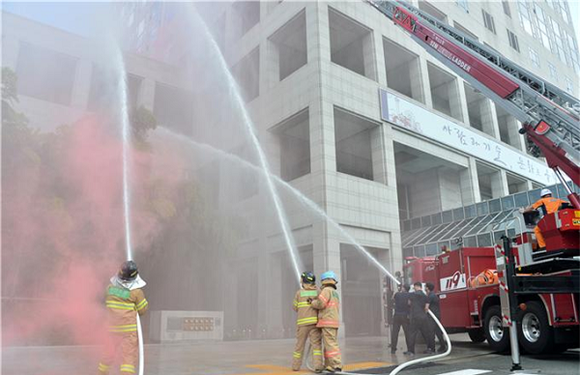 지난해 시청 화재 진압 훈련 모습. (사진=부산시)