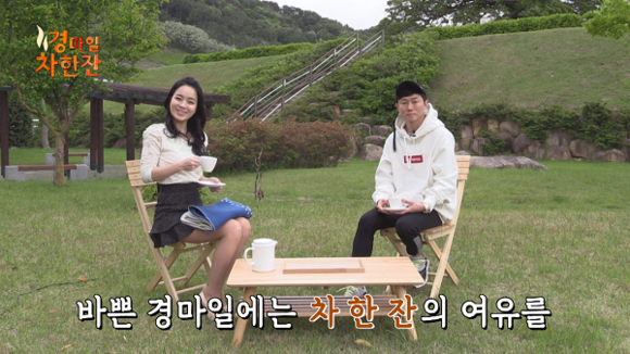 렛츠런파크 부경의 최지안 아나운서(왼쪽)와 유현명 기수가 토크쇼를 하는 모습. (사진=렛츠런파크 부경)