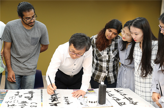 부산대 전호환 총장이 교내 외국인 교수·학생들을 초청한 가운데 직접 붓글씨를 시연하고 있다. (사진=부산대)