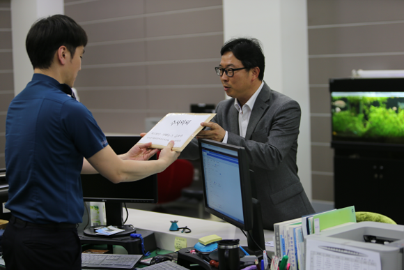 오거돈 선대위 관계자가 29일 부산경찰청을 방문해 '가짜뉴스' 유포자에 대한 수사의뢰 및 고발장을 접수하고 있다. (사진=오거돈 캠프)