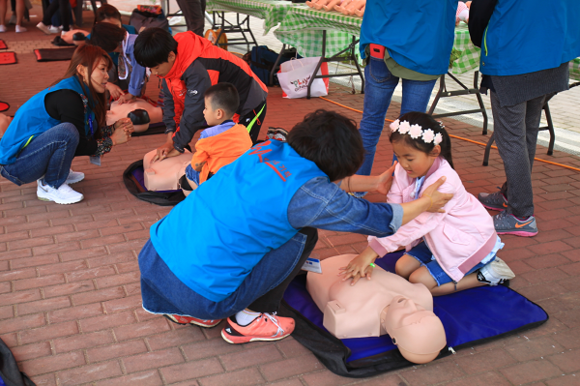어린이 직업체험에 참여한 아이들이 심폐소생술 체험을 하고 있는 모습.
