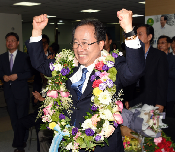 김석준 부산시교육감 후보가 13일 오후 개표 상황을 지켜보다 당선이 확실시 되자 꽃다발을 목에 걸고 만세를 하고 있다. (사진=김석준 캠프)