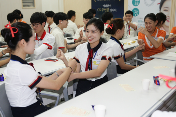 고객 리스펙트 캠페인에 앞장서는 렛츠런파크 부산경남 고객응대 근무자들 모습. (사진=렛츠런파크 부경)