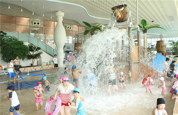 지난해 스포원에서 어린이들이 물놀이 시설을 이용하고 있는 모습. (사진=스포원)