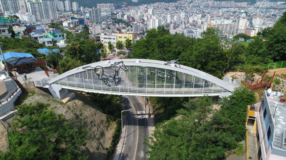 부산 서구 시약산과 부민산을 연결하는 '천마다리' 모습. (사진=부산 서구)