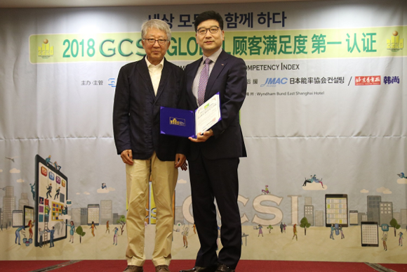 (왼쪽부터) 글로벌경영협회 배순훈 회장, 넥센타이어 글로벌품질센터 고객만족팀 이일희 팀장. (사진=넥센타이어)