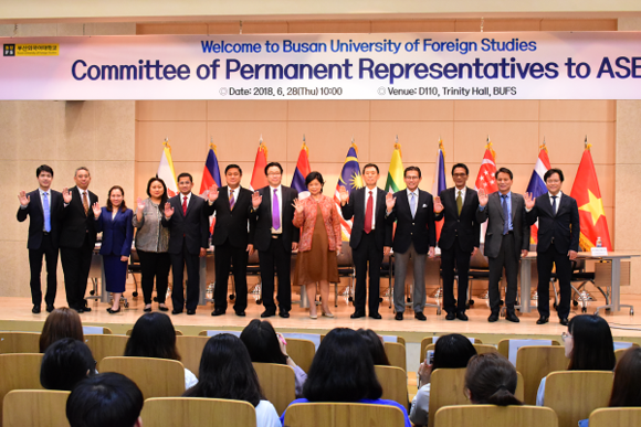 주아세안 상주대표위원들과 부산외대 학생들이 행사를 마치고 기념촬영을 하고 있다. (사진=부산외대)