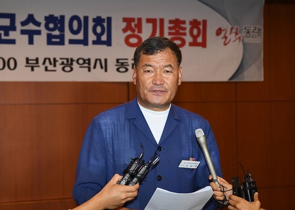 오규석 기장군수가 12일 부산 농심호텔에서 열린 부산시 구청장·군수협의회에 앞서 부단체장 임명권과 기초선거 정당공천제에 대한 입장을 발표하고 있다. (사진=기장군)