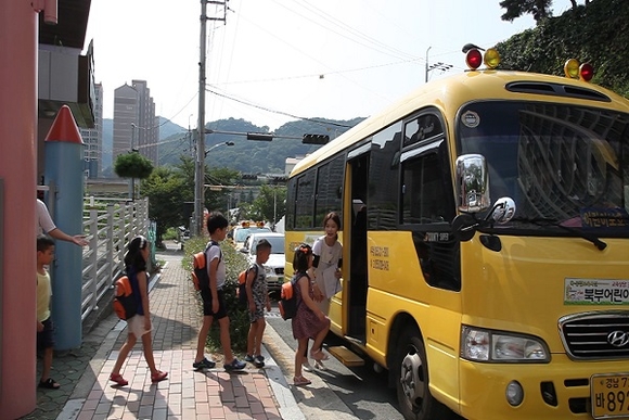 어린이집 수업을 마친 아이들이 통학차량에 탑승하는 모습. (사진=김해시)