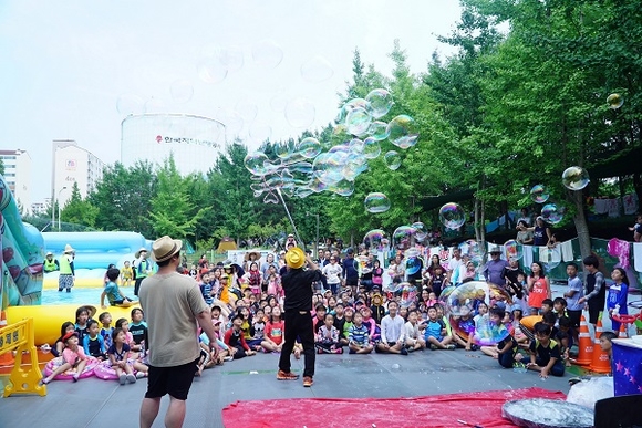 지난해 소각장 내 물놀이장 공연 모습. (사진=김해시)