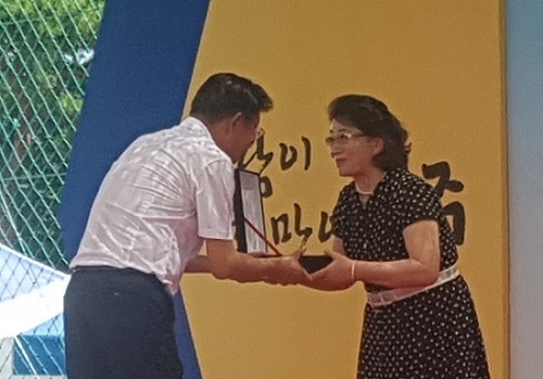 춘해보건대 김옥숙 평생교육원장(오른쪽)이 21일 열린 '울주지속가능발전 평생학습 체험대전'에서 울주군수 표창을 받고 있다. (사진=춘해보건대)