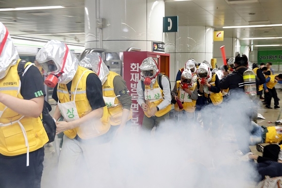 지난 5월 열린 부산 서면역 안전한국훈련 폭발물테러 화재대응 모습. (사진=부산교통공사)