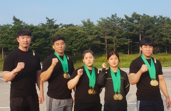 왼쪽부터 진영삼 감독, 황인창, 윤하제, 김소현, 김종경 선수. (사진=경남대)