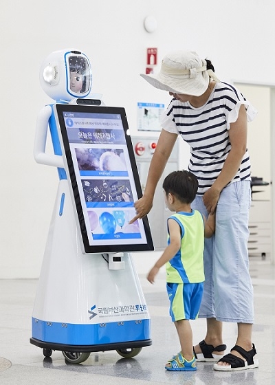 국립부산과학관을 방문한 가족 고객이 지능형 안내로봇 '아로'의 터치스크린을 조작하는 모습. (사진=국립부산과학관)