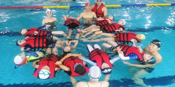 생존 수영 교육 모습. (사진=경성대)