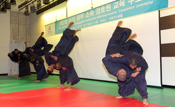 피지 정부 경호원 경호 무예 교육과정 수료생들이 경호무술을 선보이고 있다.