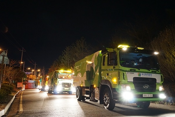 미세먼지 민원 불편사항 해소를 위해 새벽에 출동하는 도로 미세먼지 제거 차량들. (사진=부산환경공단)