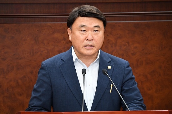 27일 열린 김해시의회 제212회 임시회 본회의에서 김해신공항대책 행정사무조사 특위 위원장에 선임된 이광희 의원이 발언하고 있다. (사진=김해시의회)