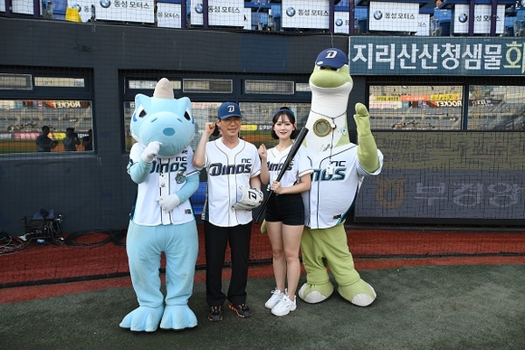 창원대 최해범 총장(왼쪽 2번째)이 28일 열린 NC 다이노스 홈경기에서 시구 후 기념촬영을 하고 있다. (사진=창원대)