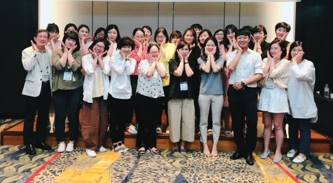 '2018 성별영향분석평가 시·군 실무 담당자 및 컨설턴트 워크숍' 참석자들이 기념촬영을 하고 있다. (사진=창원대)