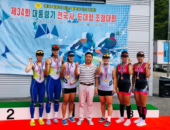 더블스컬에서 금메달을 획득한 BPA 소속 안다인, 정지혜 선수(가운데)가 단체 기념촬영을 하고 있다. (사진=BPA)