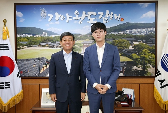 왼쪽부터 허성곤 김해시장, 개그맨 신흥재 씨. (사진=김해시)