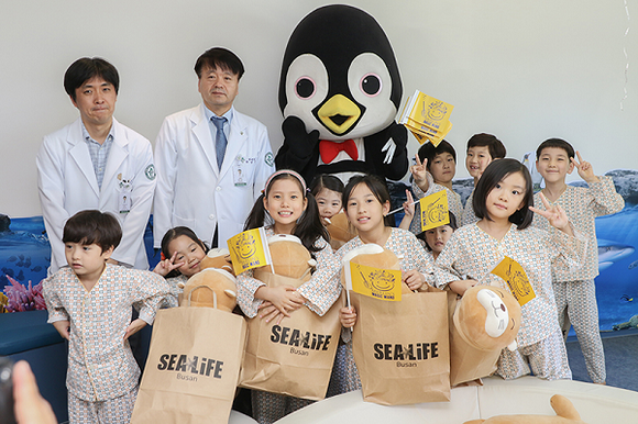부산아쿠아리움이 고신대학교복음병원에 '멀린 매직 스페이스'를 론칭하고 기념촬영을 하고 있다. (사진제공=부산아쿠아리움)