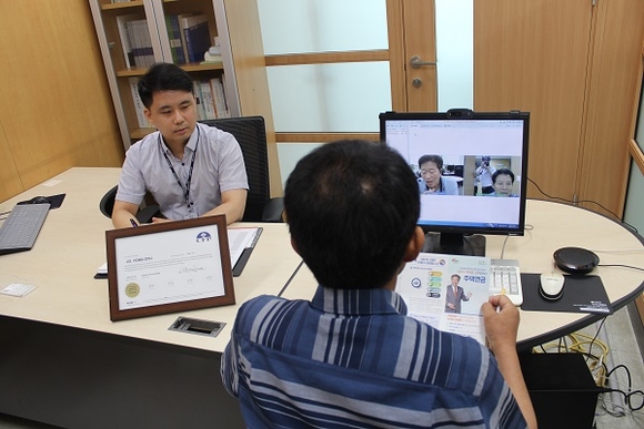 국민연금 화상상담 시스템을 통해 주택연금 상담을 받고 있는 모습. (사진=국민연금 부산본부)