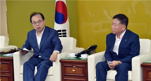 오거돈 부산시장이 2일 시청에서 중소기업중앙회 송춘철 부산울산지역회장과 지역 중소기업의 현안에 대해 면담을 갖고 있다. (사진=부산시)