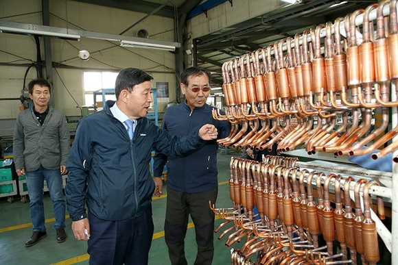 허성곤 김해시장이 관내 한 조선기자재 업체를 방문해 운영실태 파악 및 애로사항을 청취하고 있다. (사진=김해시)