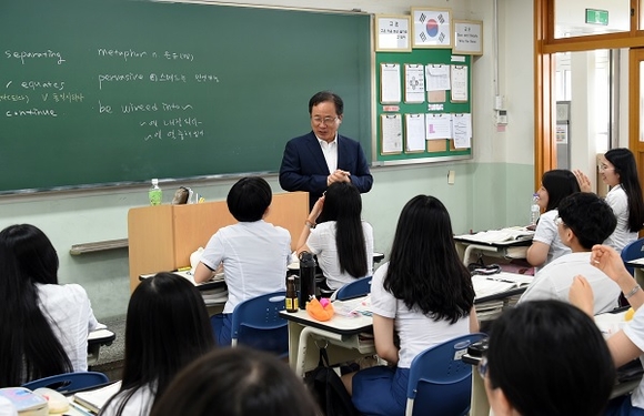 김석준 교육감이 2019학년도 대학수학능력시험 100일을 앞둔 수험생을 격려하고 있다. (사진제공=부산시교육청)