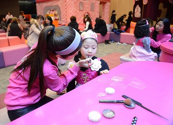 지난해 롯데백화점 광복점 10층 문화홀에서 열린 어린이 고객 대상 이벤트에 참가한 어린이 고객이 화장 및 의상 체험을 하고 있다. (사진=롯데백화점)
