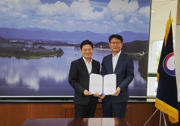 이경로 일산화력본부장(오른쪽)과 나정균 한강유역환경청장(왼쪽)이 현판전달식 후 기념촬영을 하고 있다. (사진제공=동서발전)