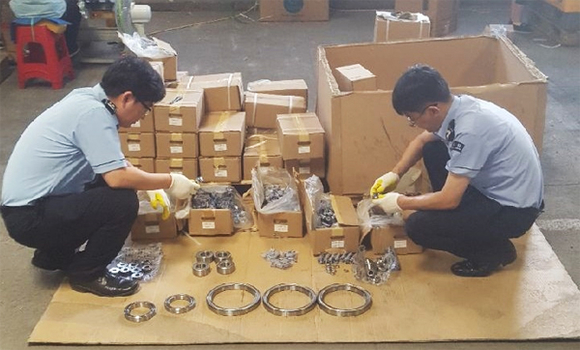 부산세관이 불법·불량 산업용품 집중 점검을 실시하고 있다. (사진제공=부산세관)