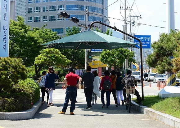 횡단보도에 그늘막이 설치된 모습. (사진=부산진구)