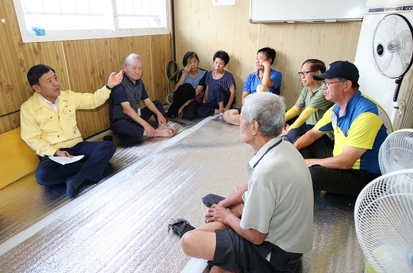 허성곤 김해시장(맨 왼쪽)이 7일 안동지역 취약계층을 방문해 임시 무더위 시설을 점검한 후 주민들과 상담하고 있는 모습. (사진=김해시)