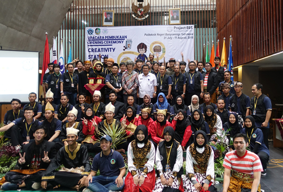 부산대학교 주관, 국내·외 14개 대학 60명의 학생이 참여하는 글로벌 공학봉사설계프로젝트 '창의충전소'봉사단이 활동 오프닝 세레모니를 하고 있다. (사진제공=부산대)