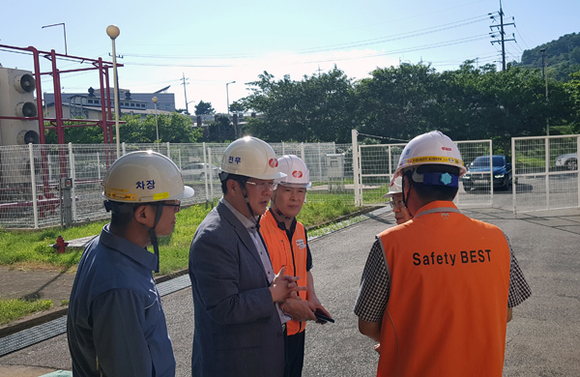 1일 권오철 동서발전 기술본부장이 울산화력본부 현장점검하고 있다. (사진제공=동서발전)