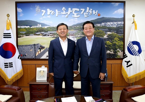 왼쪽부터 허성곤 김해시장, 노기태 부산 강서구청장. (사진=김해시)