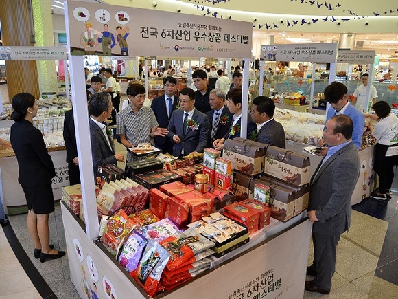 지난해 롯데백화점 광복점에서 지역기업 매출 활성화를 위해 진행했던 전국 6차산업 행사 모습. (사진=롯데백화점)