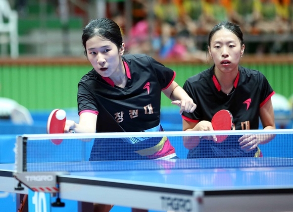 창원대 정은순(오른쪽)-강하은 조의 경기 모습. (사진=창원대)